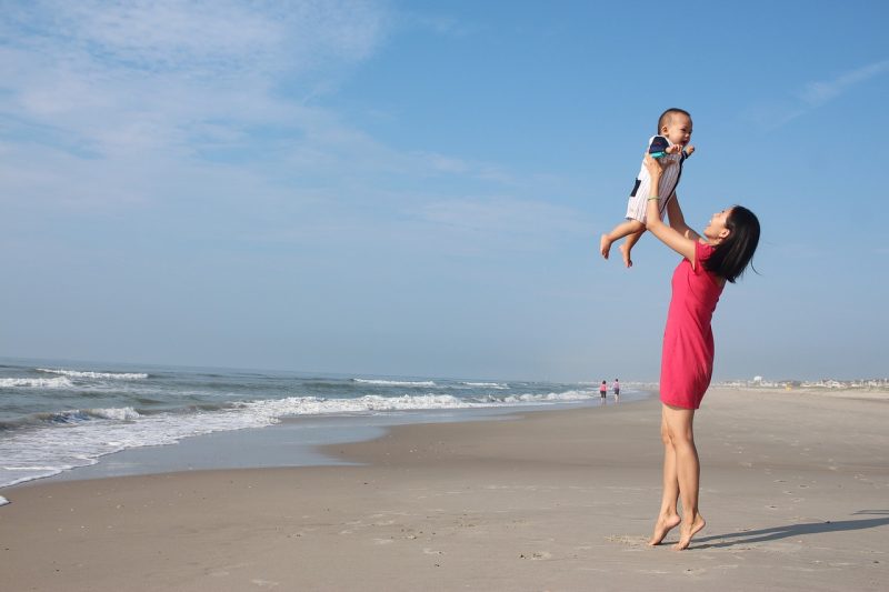 Frau Mit Baby Am Strand