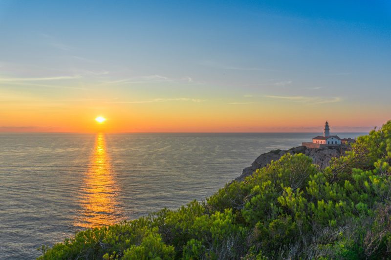 Auch wöhrend der Saison können sie hier noch zum günstigsten Tarif auf die gelobte Insel Mallorca fahren. Mallorca sollte schon zu einem unserer Bundesländer gekröhnt werden. Auf keiner Insel trifft man so oft auf bekanntschaften wie auf Mallorca.