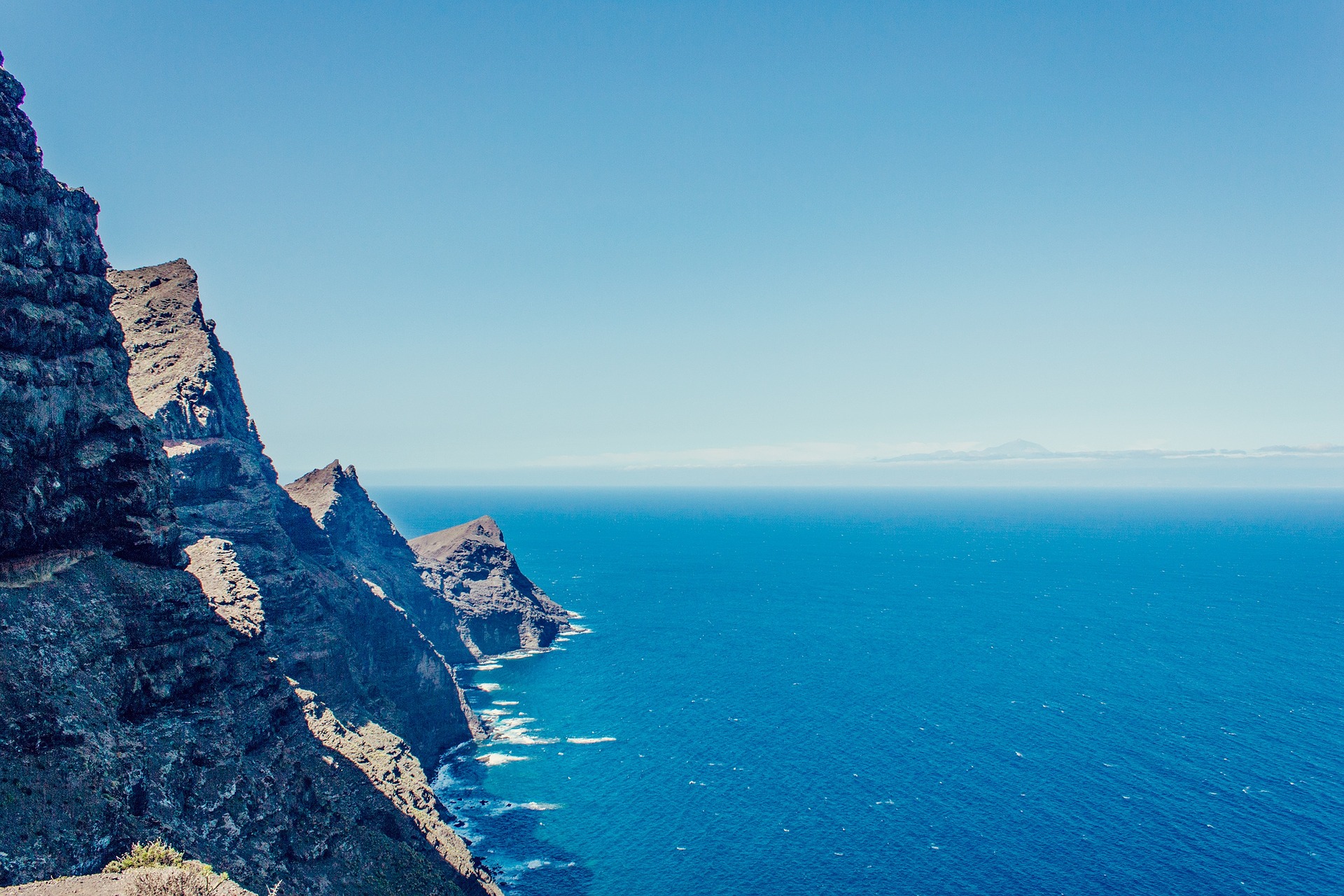 Die Klippen der Insel Canaria an der Küste im Atlantischen Ozean