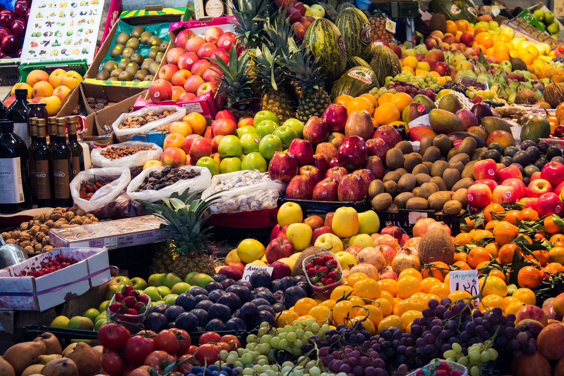 Frisches Obst auf dem Basar kaufen in Marrakesch während des Kurz Trips in Marokko
