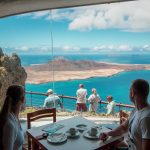 Günstigen Flug und Mietwagen auf Lanzerote - Rundreisen ab 90,46€ p.P Günstigen Flug und Mietwagen auf Lanzerote - Rundreisen ab 90,46€ p.P im Restaurant mit dieser Aussicht