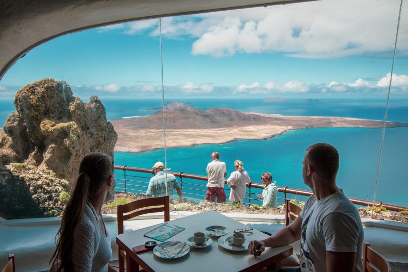 Günstigen Flug und Mietwagen auf Lanzerote - Rundreisen ab 90,46€ p.P im Restaurant mit dieser Aussicht