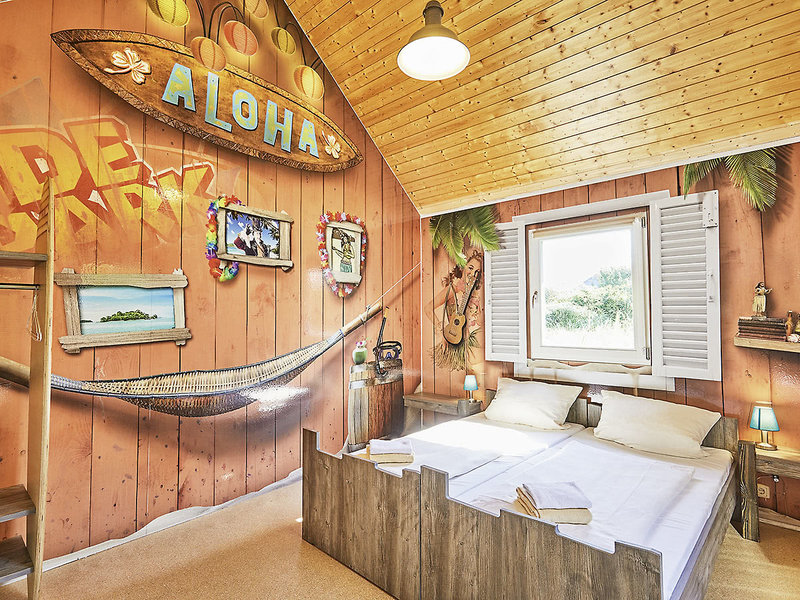 Holiday Camp bietet Übernachtungsmöglichkeiten in bunten Holzhütten