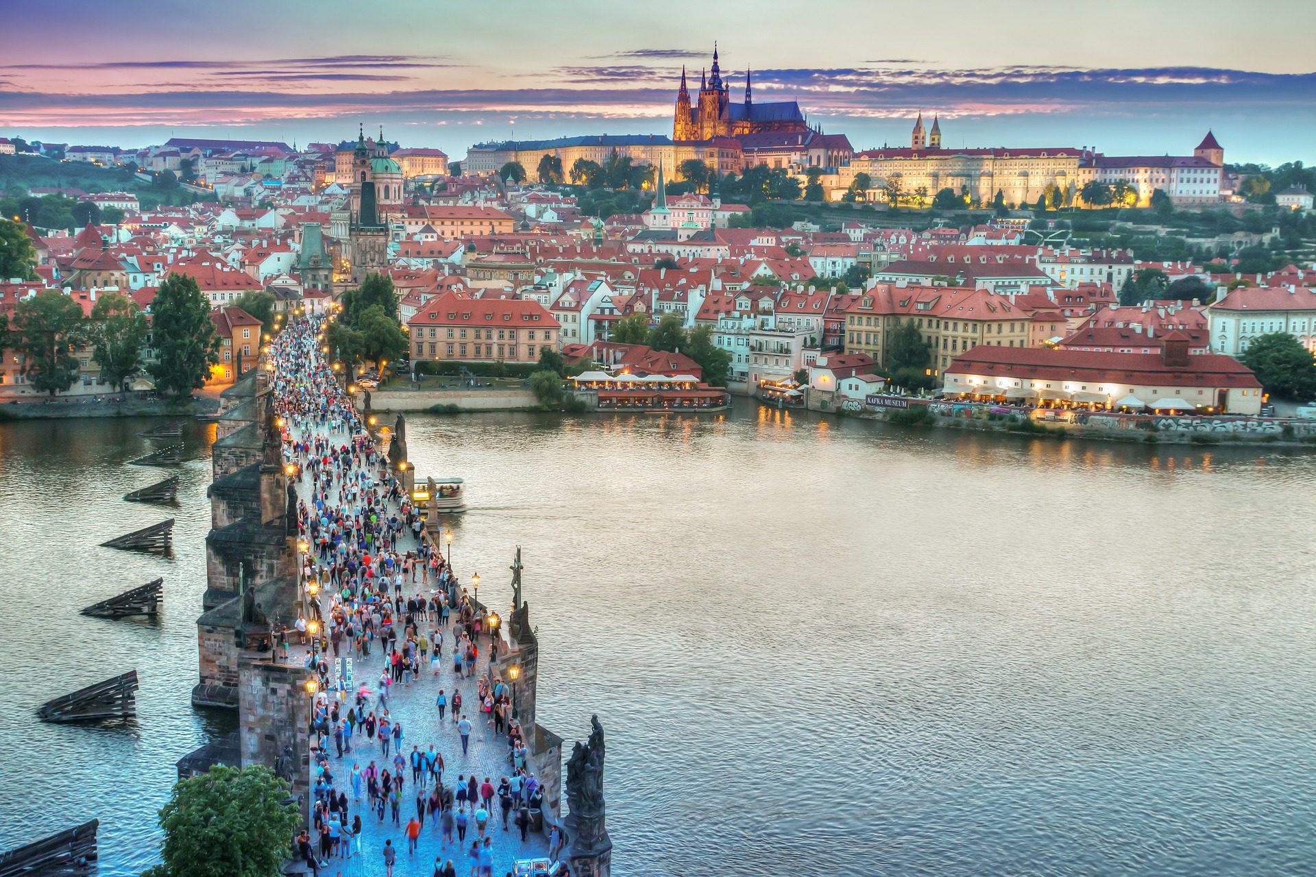 Prag von oben 63% günstiger ab 11,65€ inklusive Frühstück !