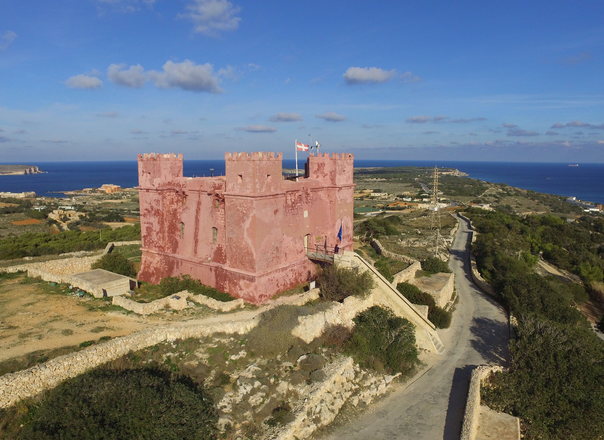 Rote Burg - Sehenswürdigkeiten in Malte entdecken Hotel mit übernachtung reicht.