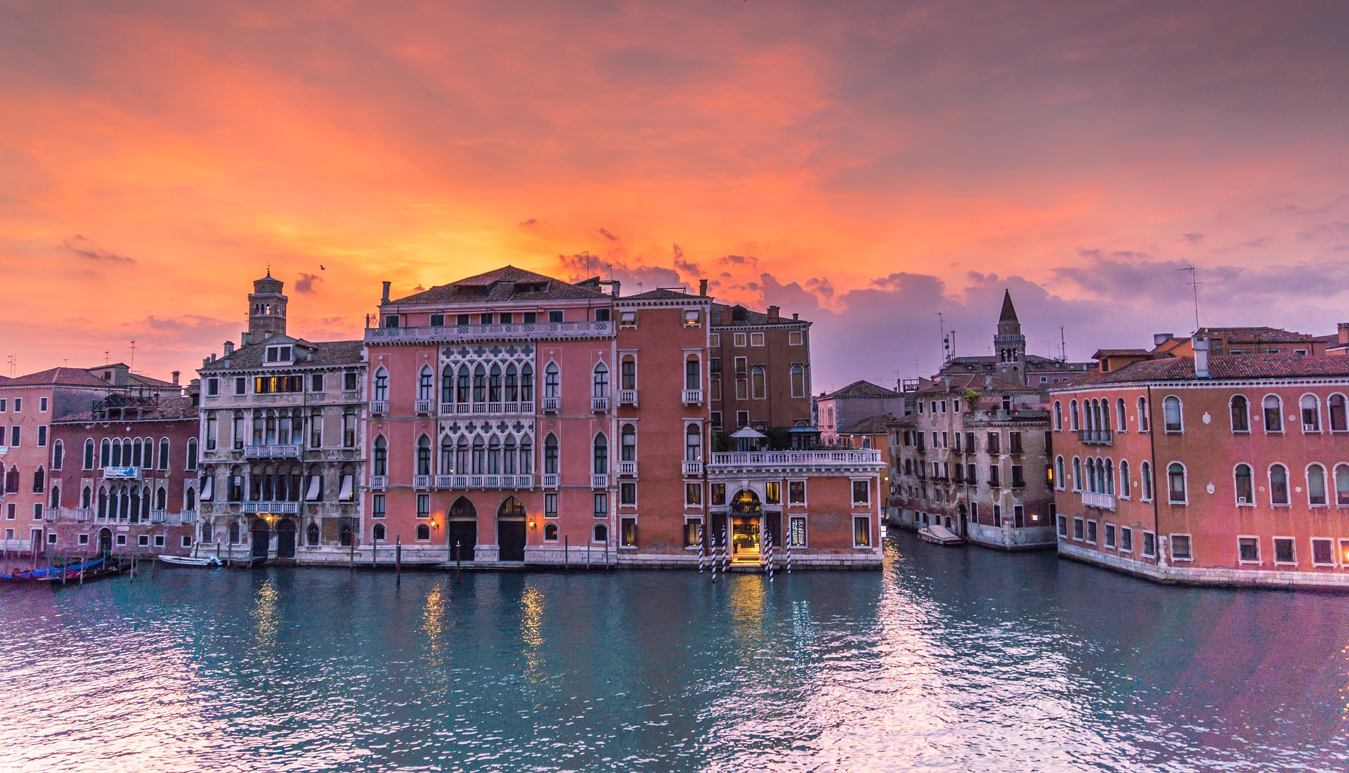 Sonnenuntergang über den Dächern von Venedig Städtereise
