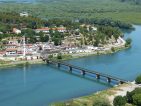 Städter Reise Tirana in die Hauptstadt von Albanien umhüllt vom Wasser