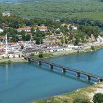 Städter Reise Tirana in die Hauptstadt von Albanien umhüllt vom Wasser