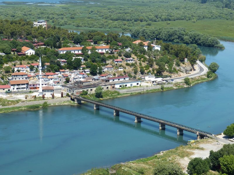 Städter Reise Tirana in die Hauptstadt von Albanien umhüllt vom Wasser