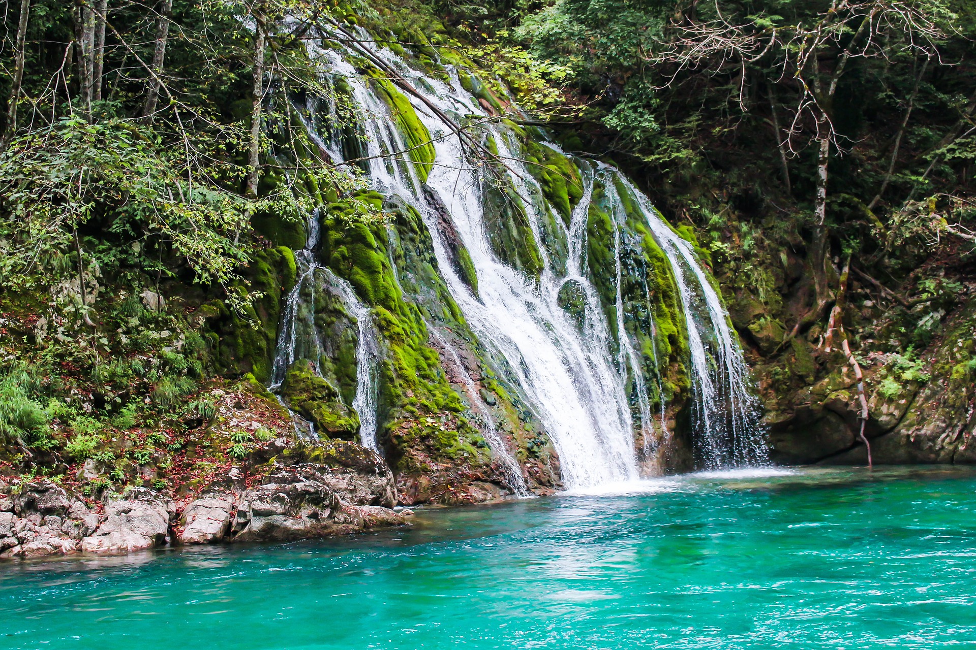 Wasserfall in der Natur nähe Budva