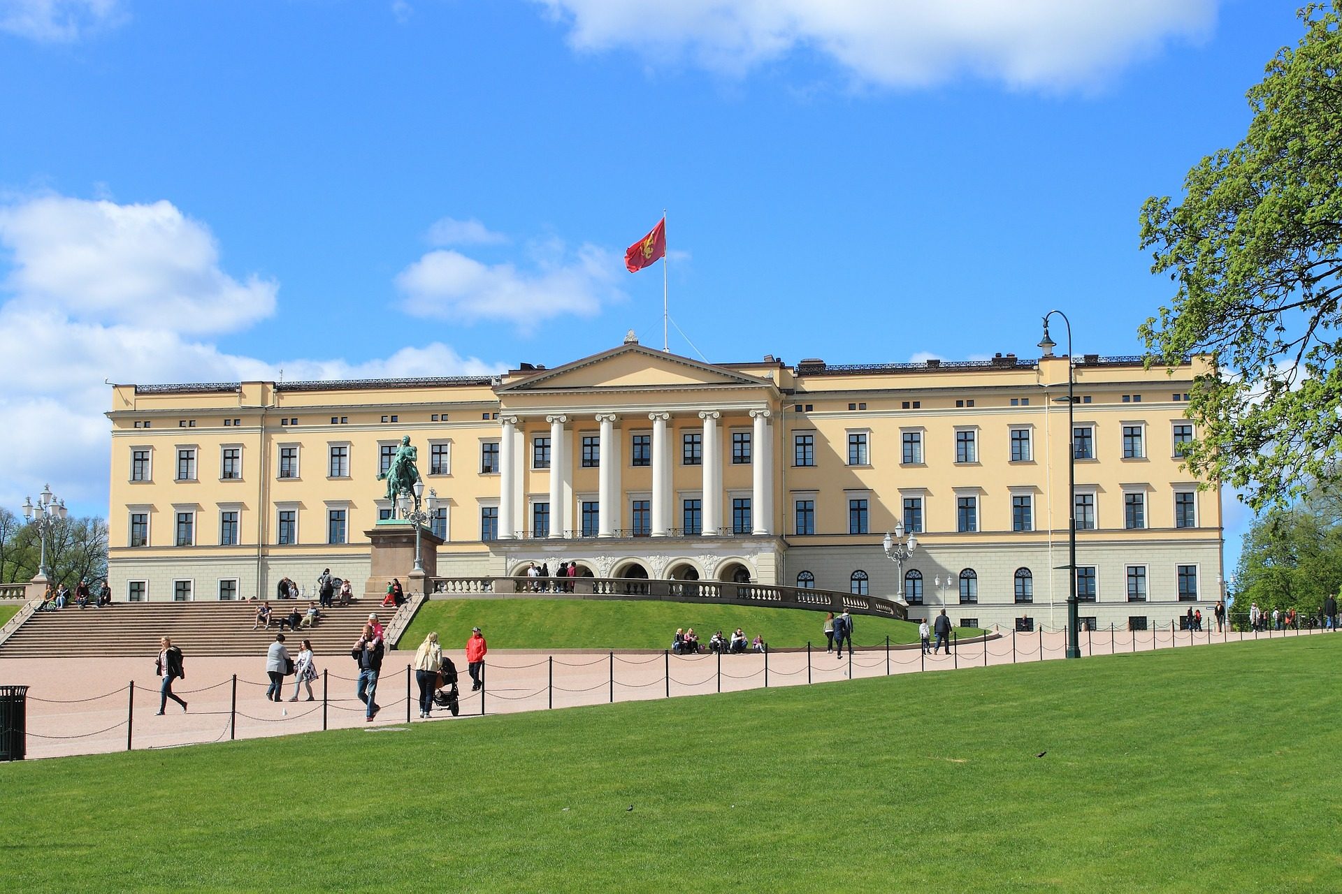 Während des Städte Trips nach Oslo sollten Sie das Königshaus aufjedenfall Besuchen .