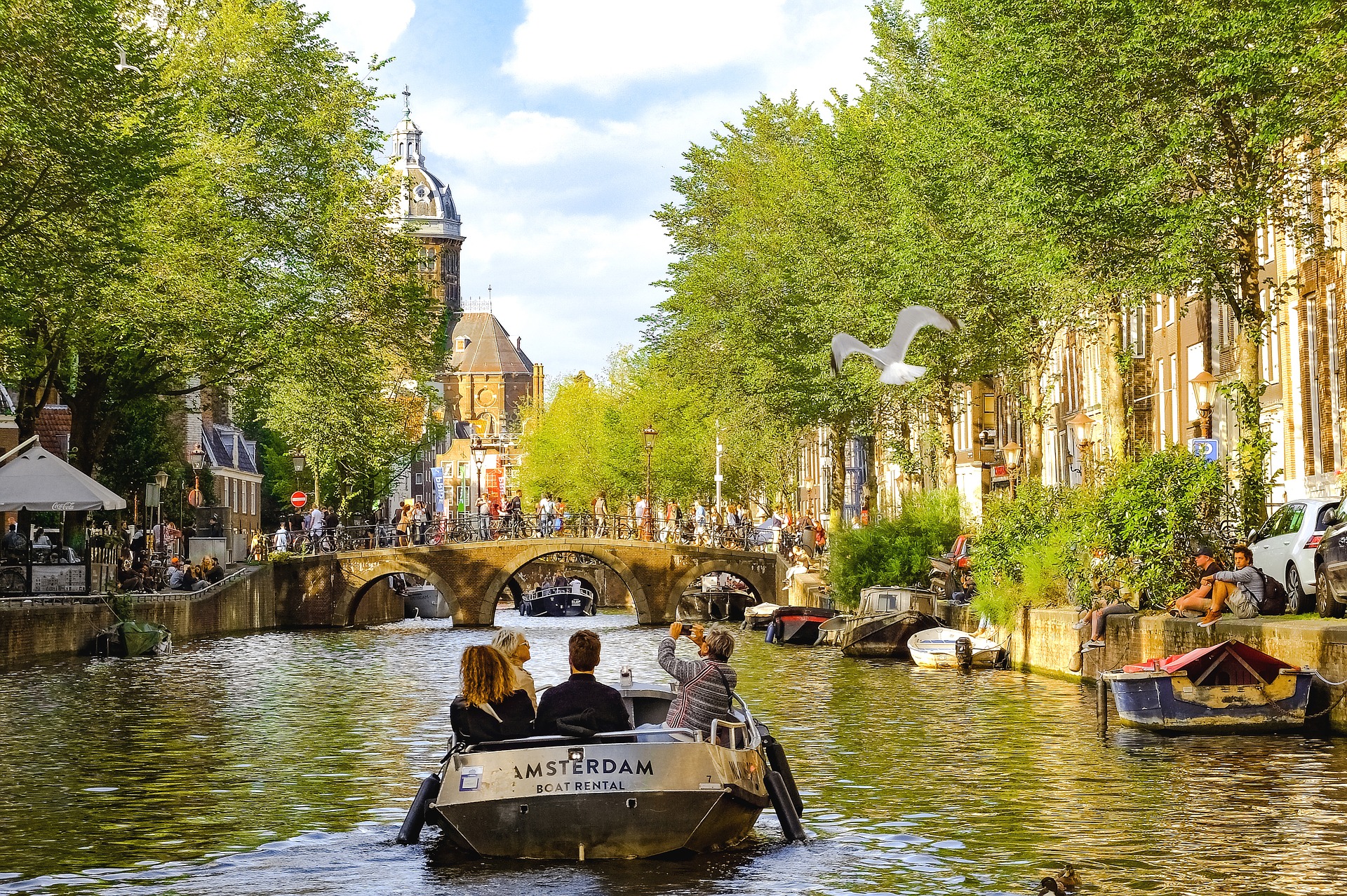 Der Kanal von Amsterdam Fortbewegungsmittel nummer zwei für die Einheimischen nach dem Fahrrad