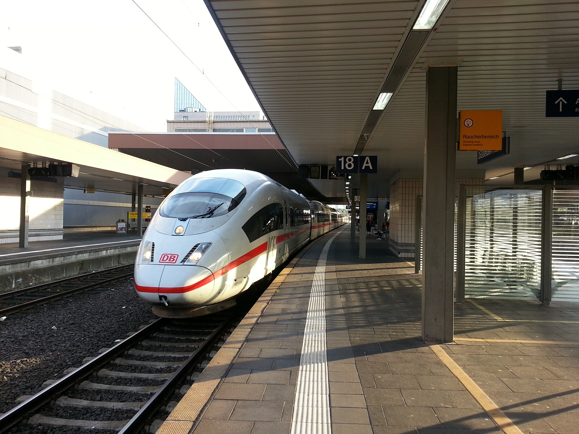 Düsseldorf Hauptbahnhof ICE Streckennetz- Amsterdam , Hamburg , Frankfurt, Stuttgart usw..