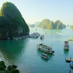 Halong bucht 166 Kilometer ist die bucht des indischen Meeres von der Hauptstadt Vietnams entfernt