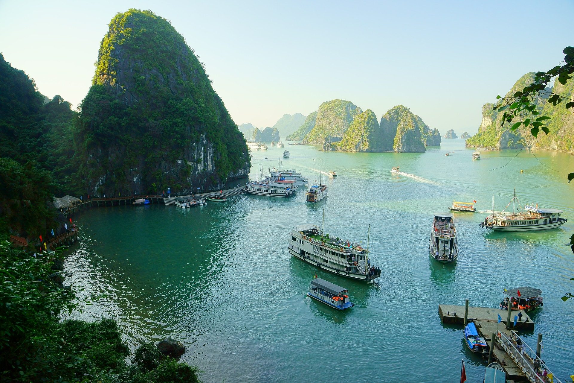 Halong bucht 166 Kilometer ist die bucht des indischen Meeres von der Hauptstadt Vietnams entfernt