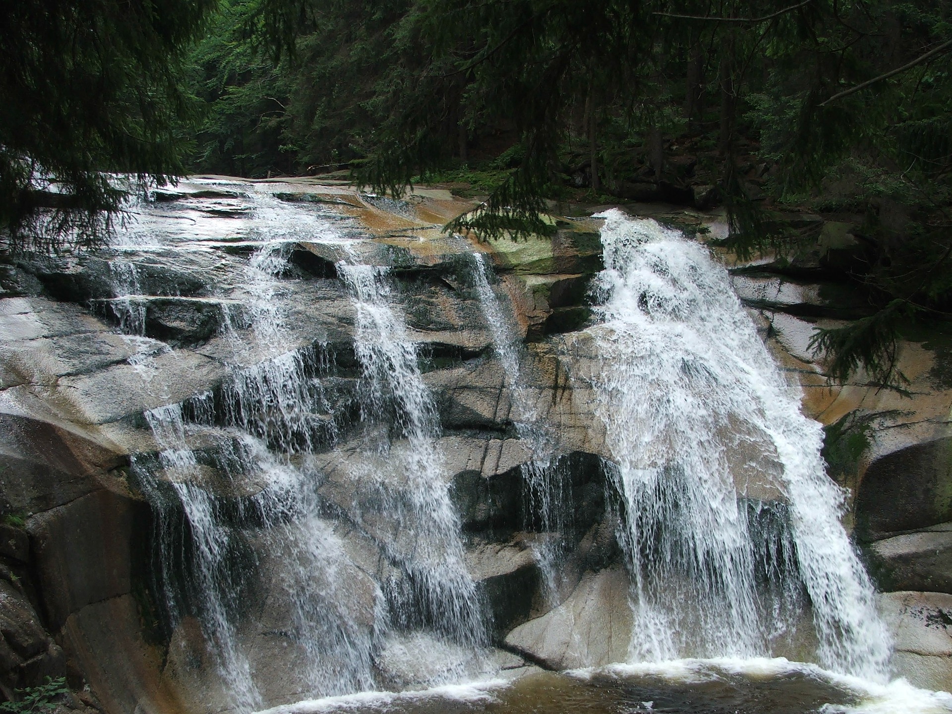 Harrachov Wasserfall Mumlava in Tschechien - wandern Sieim Wald zu den berühmen Wasserfall
