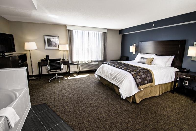 Hotelzimmer an den Niagarafällen im Wyndham Garden Niagara Falls Fallsview