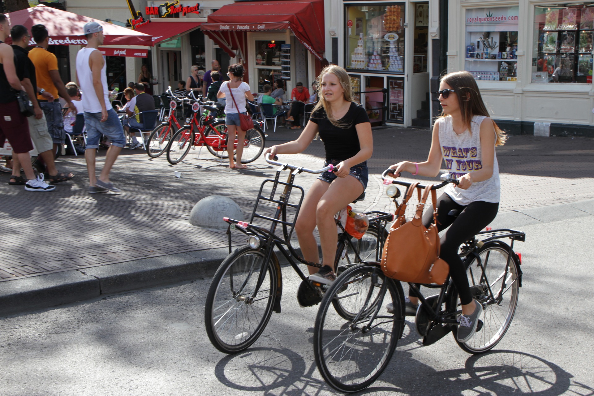 Mit dem Fahrrad durch Amsterdam fahren -