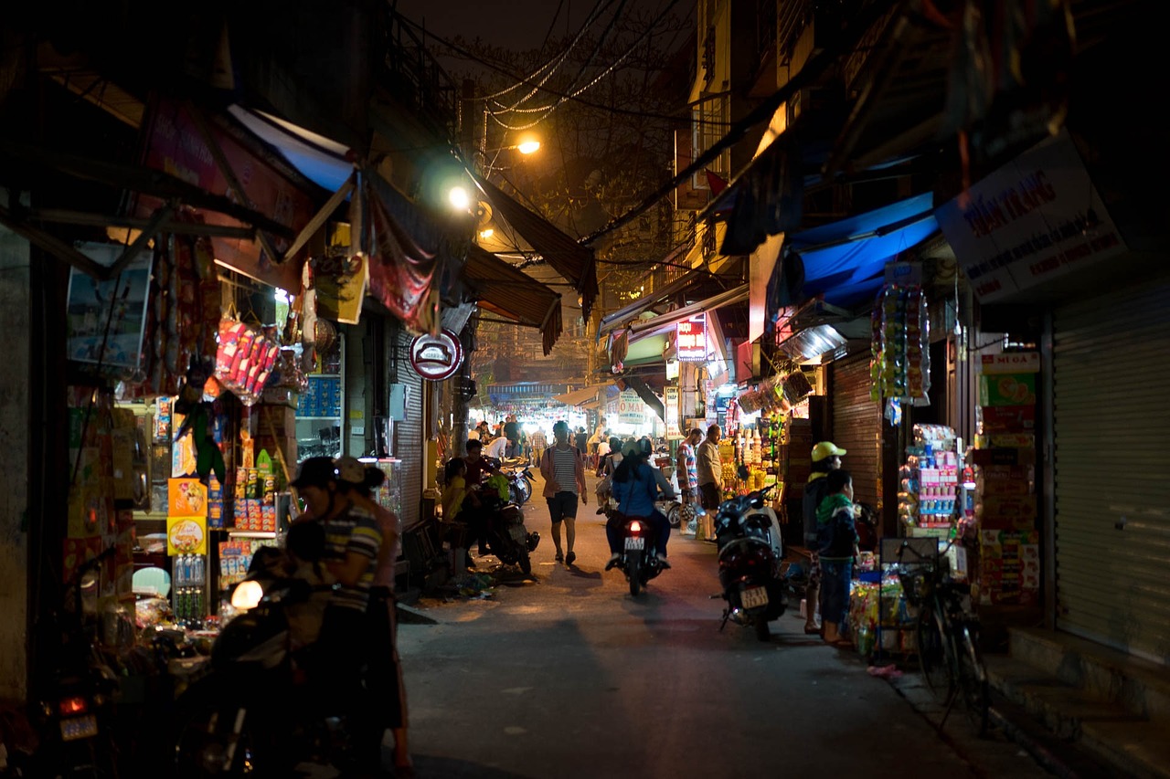 Straßen der Hauptsadt Hanoi bei Nacht