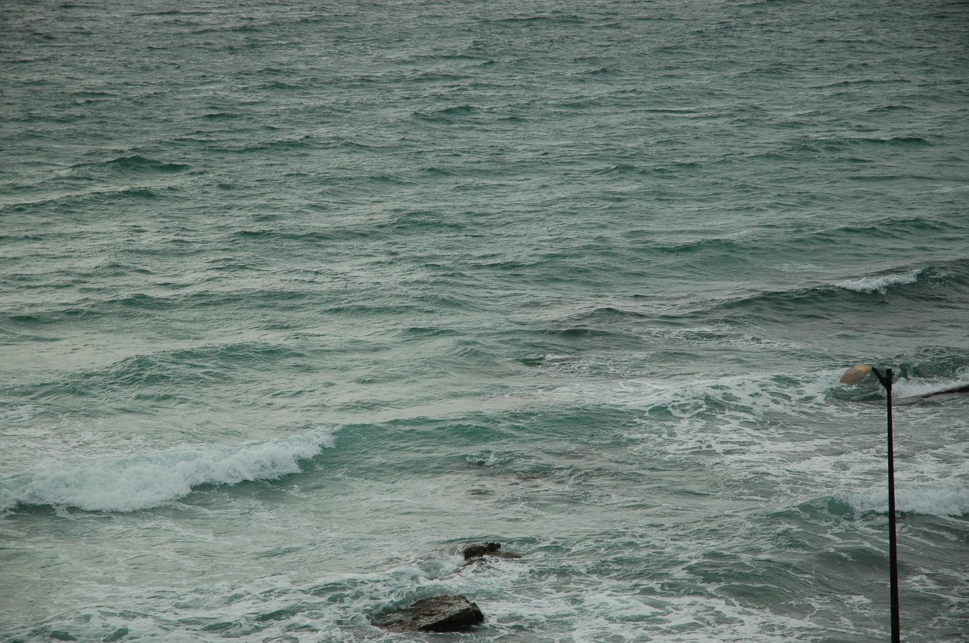 Wellen vom Meer an der Halbinsel in Hammamet