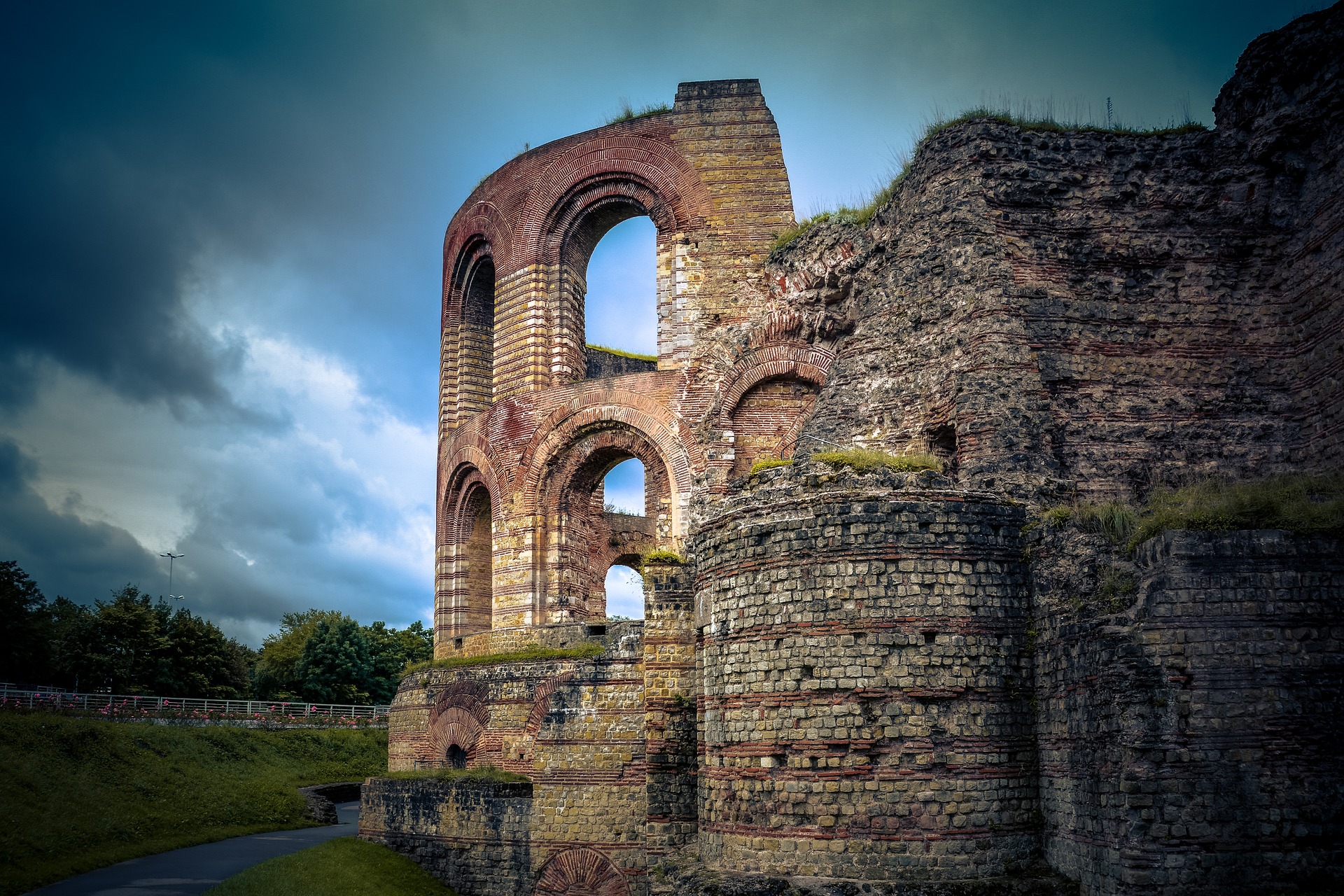 Alte Ruinen der Römer Stadt Trier plane einen Wellnessurlaub in der Pfalz