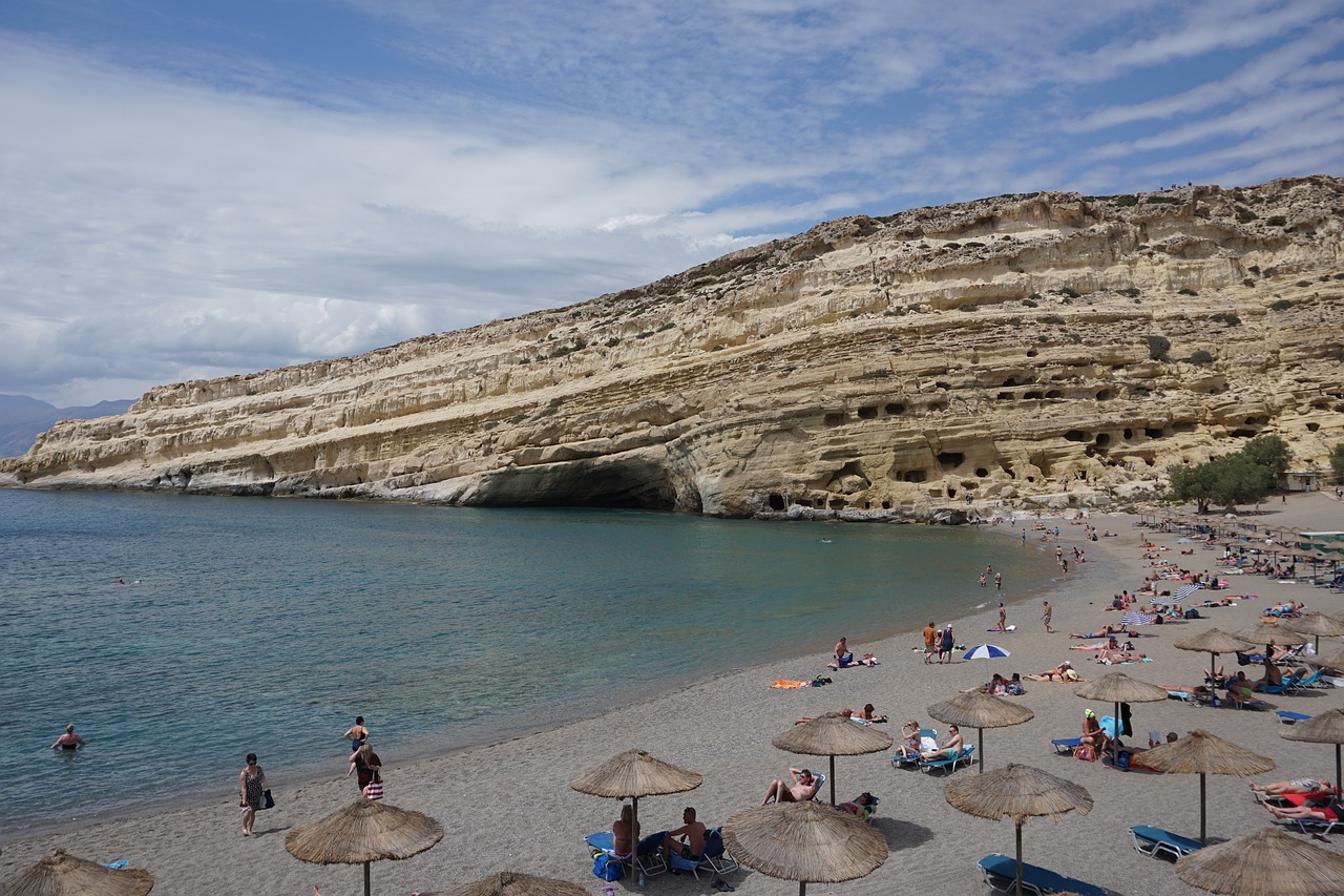 Buchten mit Höhlen auf der beliebteste Insel in Griechenland