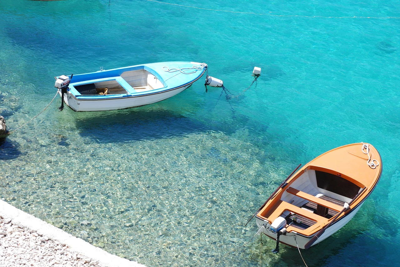 Für so ein Schnellboot brauchst du während deines Badeurlaub keinen Führerschein
