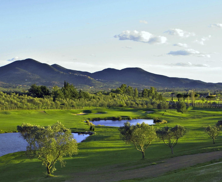 Genießen Sie die Aussicht auf dem Golfplatz in dem Appartement in Toskana