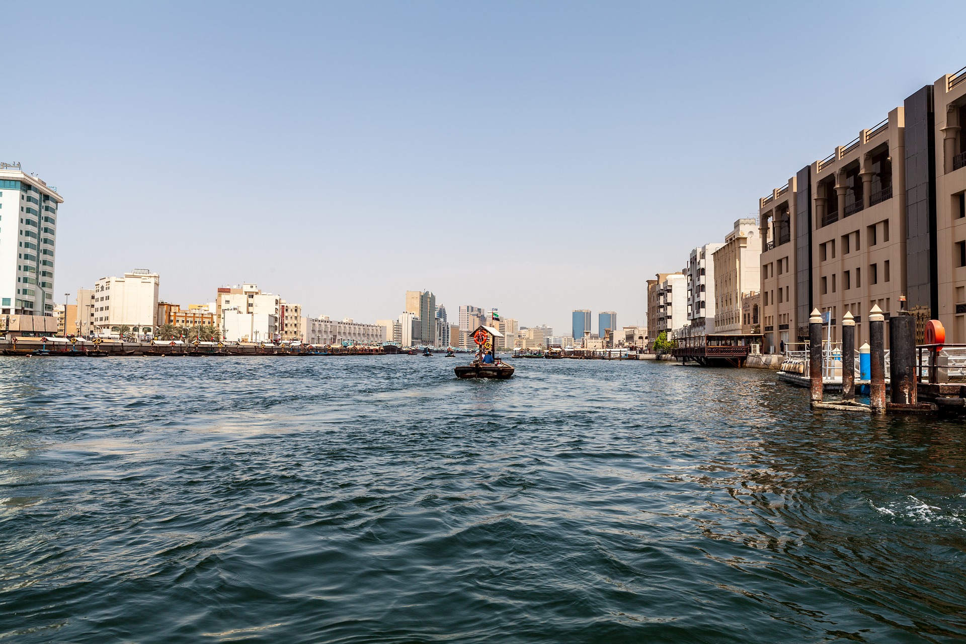 Ihr bewegt euch am günstigsten über die Wasserstraßen in den Vereinigten Arabischen Emiraten - an der Küste