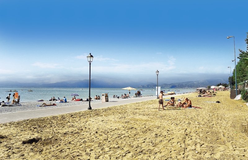 Kaum zu glauben wie schön der Urlaub am Gardasee sein kann, ein perfekter Sandstrand erwartet Sie in Pescheira del Garda