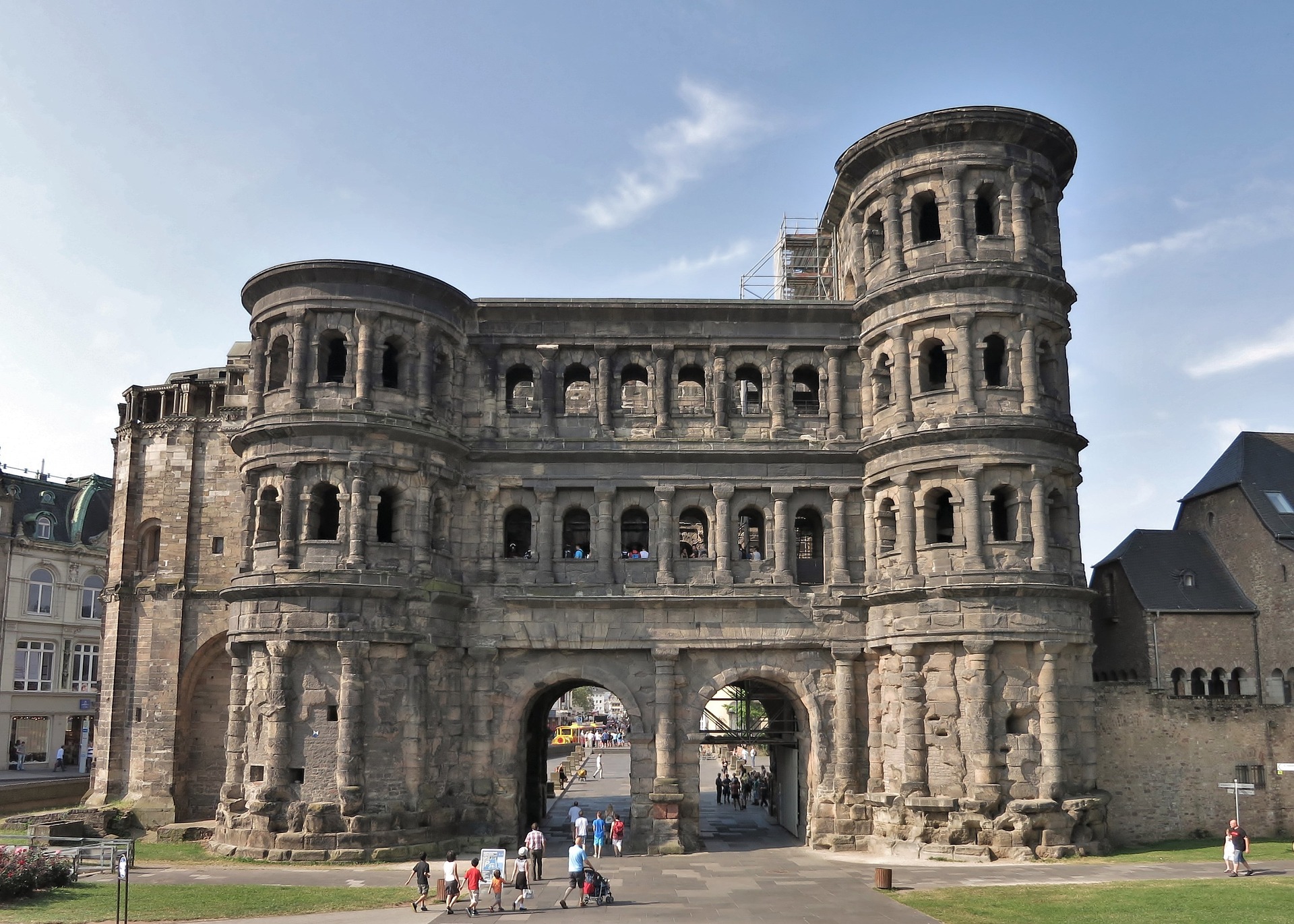 Porta Nigra das berühmte Wahrzeichen der Stadt Trier - Sehen
