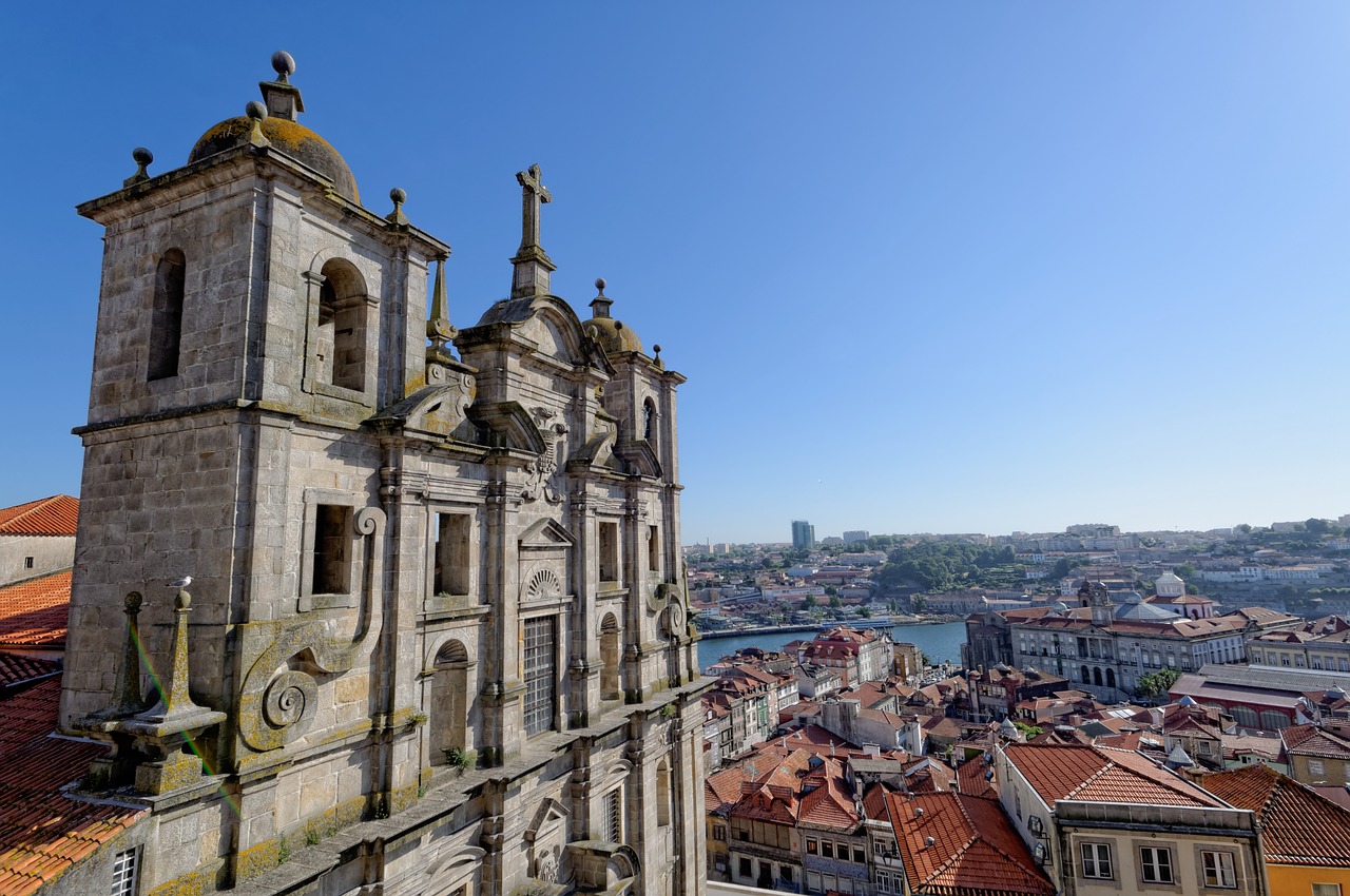 Städtetrips nach Portugal sind besonders im Frühjahr im Sale