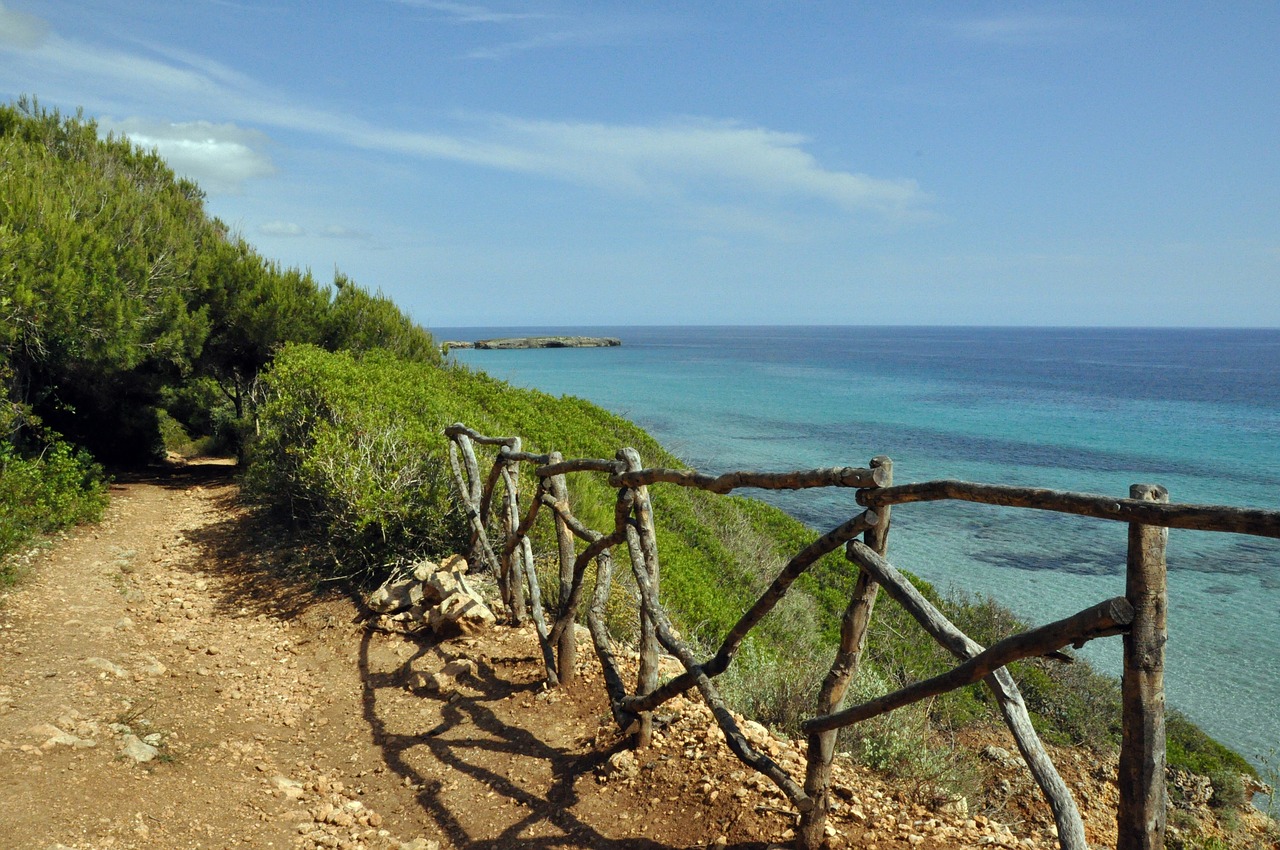 Typisch spanische Wege perfekt um an der Küste die einsamen Buchten zu entdecken und an den klippen wandern