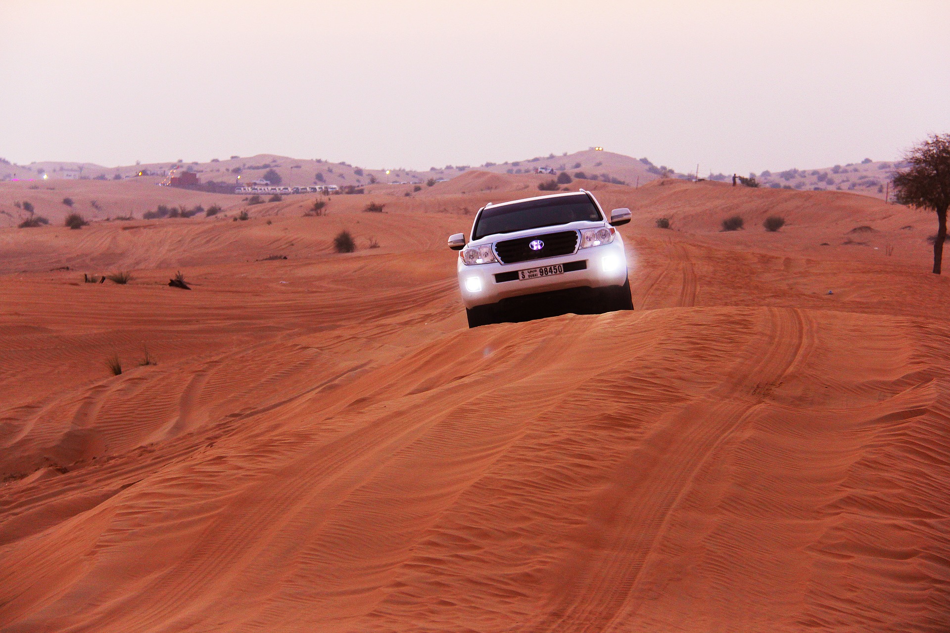 Urlaub in der Wüste der Vereinigten Emiraten mit einem Mietfahrzeug planen
