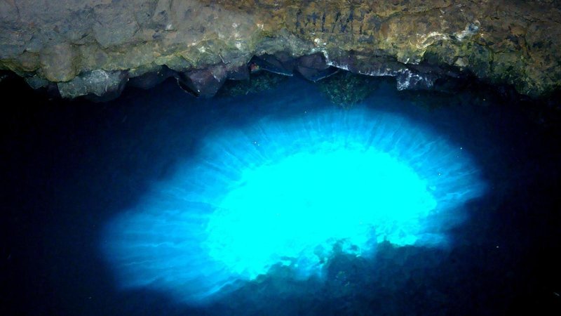 Meereshöhle direkt an dem Resort
