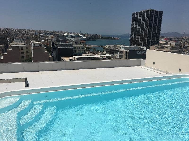 Pool mit Rooftop Bar direkt am Hafen von Athen
