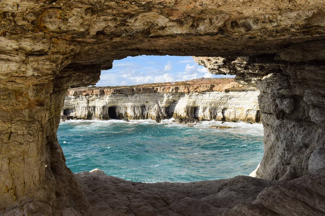 Zahlreiche Meereshöhlen findet Ihr auf der Insel ( Cenoten )