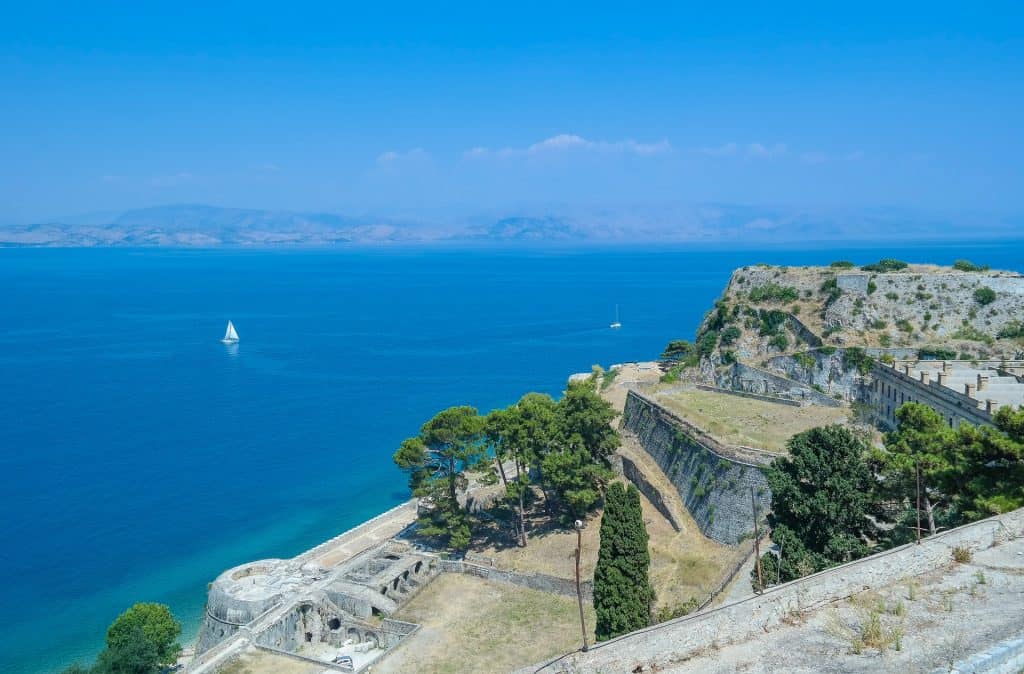 Direkt am Hafen Kavos befindet sich die Unterkunft für eure Last Minute Pauschalreise nach Griechenland