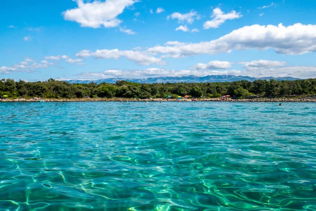 Glasklares Wasser an der Adria auf der Insel Pag