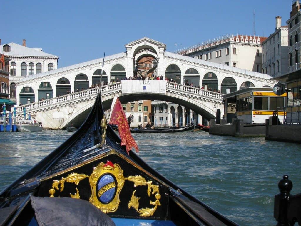 Berühmte Rialtobrücke wo das Wirtschaftsherz der Stadt war