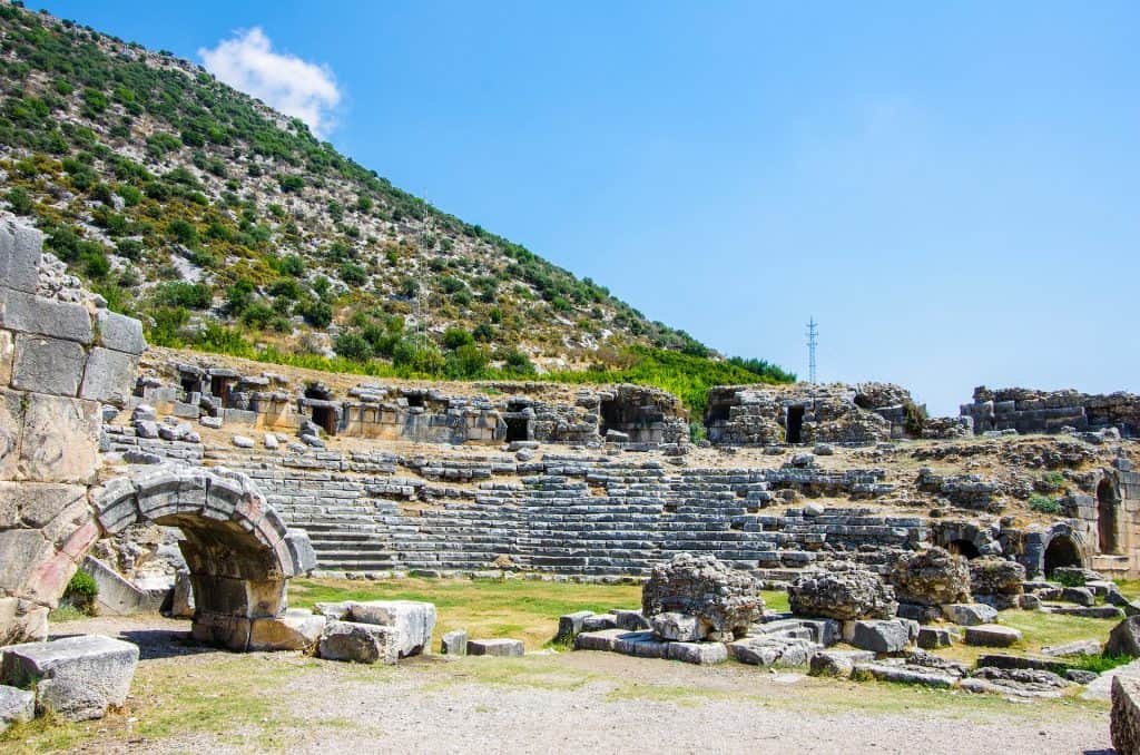Mit öffentlichen Verkehrsmitteln kommen Sie sehr schnell nach Antalya zu den alten Ruinen